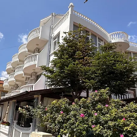 Yanis Szálloda Lozenec