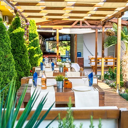 Yanis Szálloda Lozenec