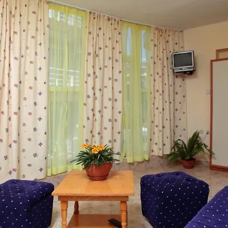 Yanis Szálloda Lozenec