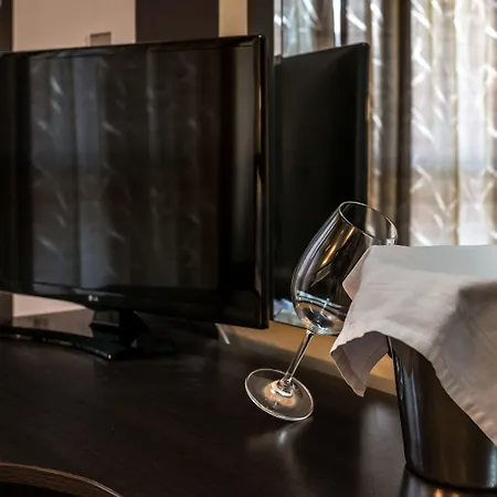 Yanis 3* لوزينيتس