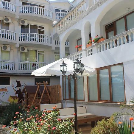 Yanis Hotell 3*