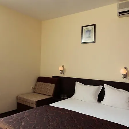 Yanis 3* Lozenec